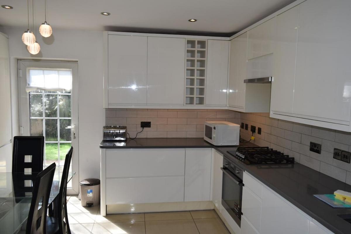 London Stratford - Spacious 2 Bed Flat With Secured Parking & Private Garden Exterior photo