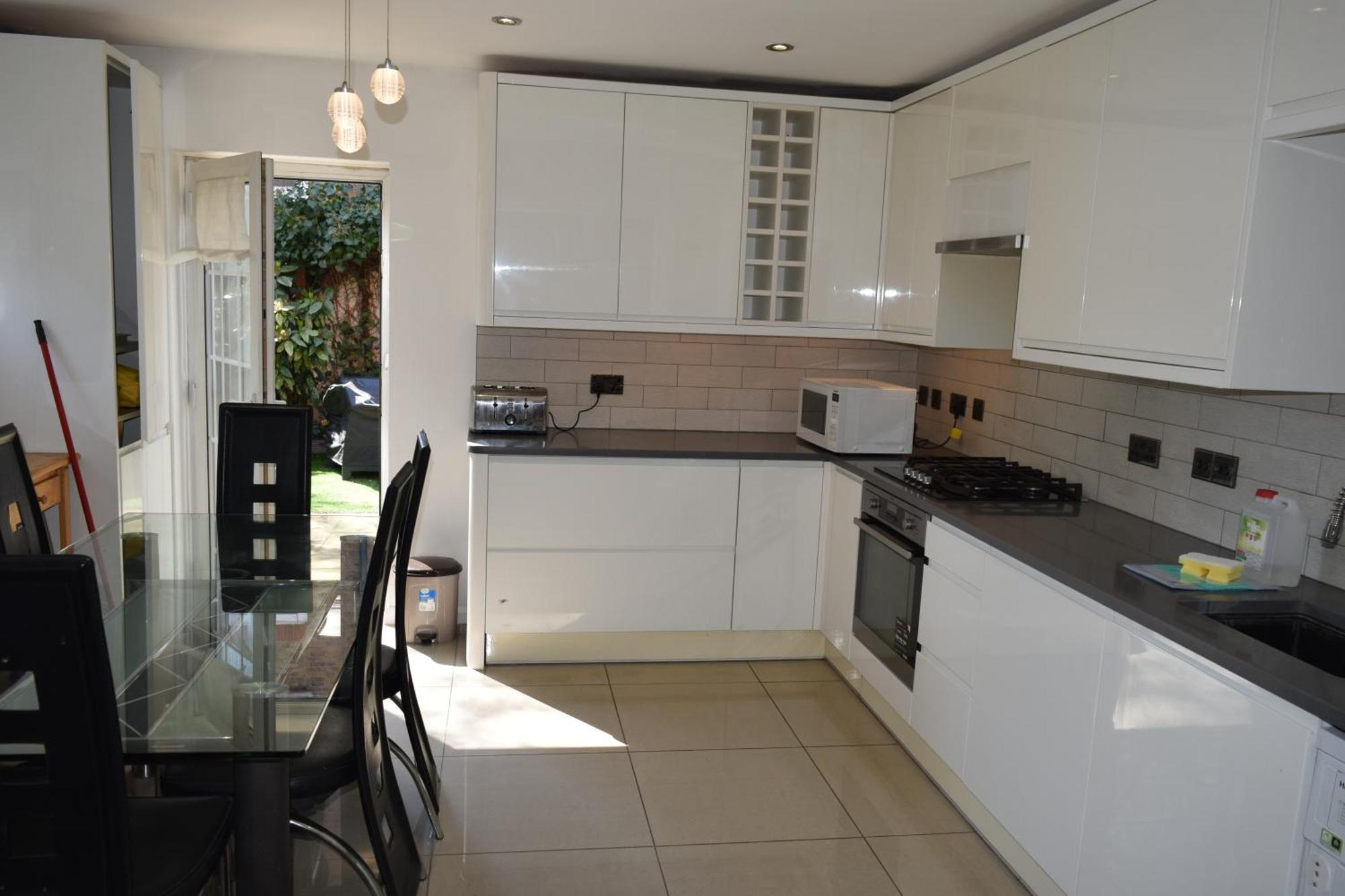 London Stratford - Spacious 2 Bed Flat With Secured Parking & Private Garden Exterior photo