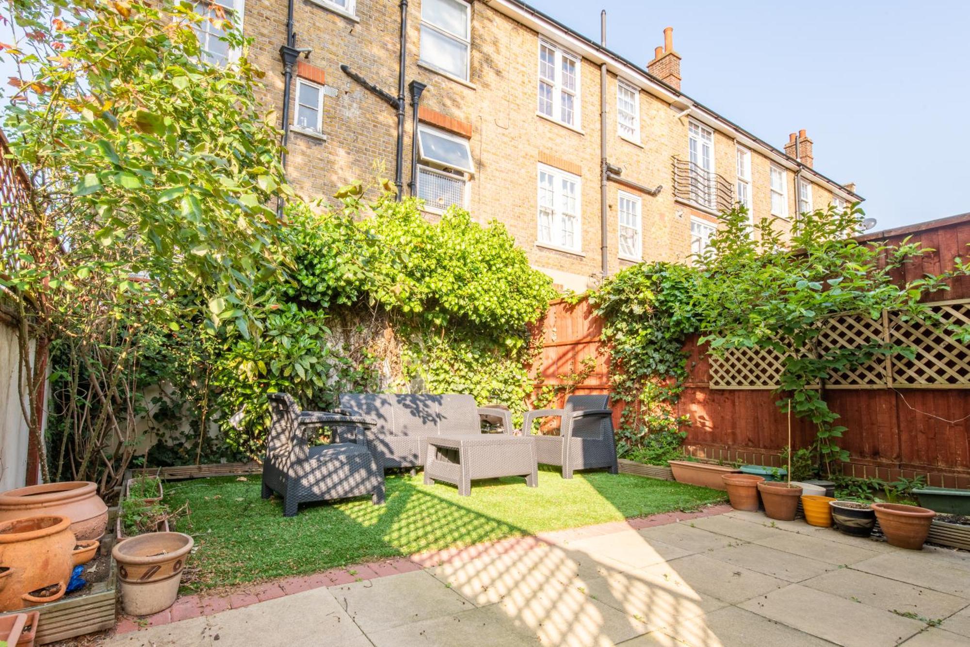 London Stratford - Spacious 2 Bed Flat With Secured Parking & Private Garden Exterior photo