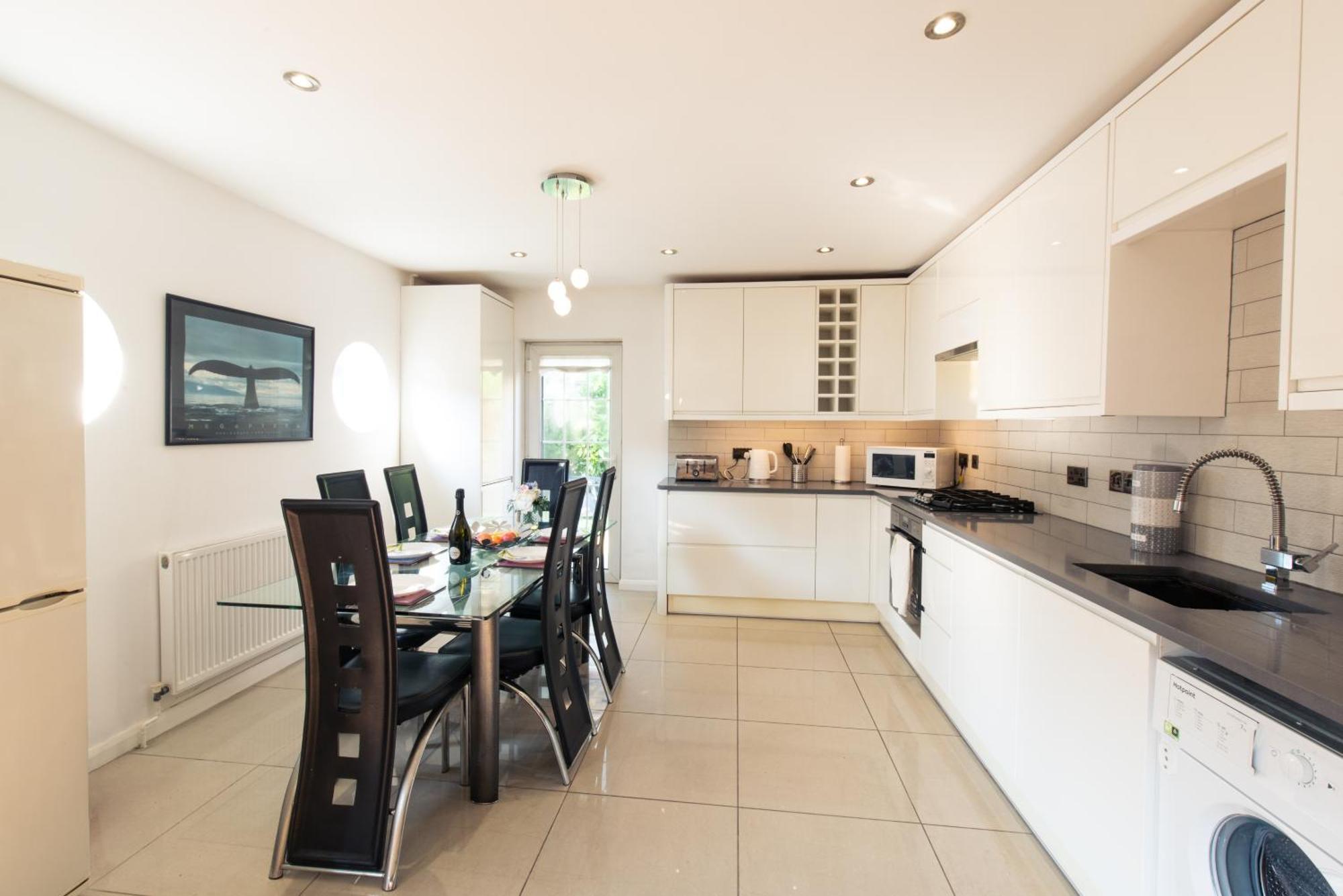 London Stratford - Spacious 2 Bed Flat With Secured Parking & Private Garden Exterior photo